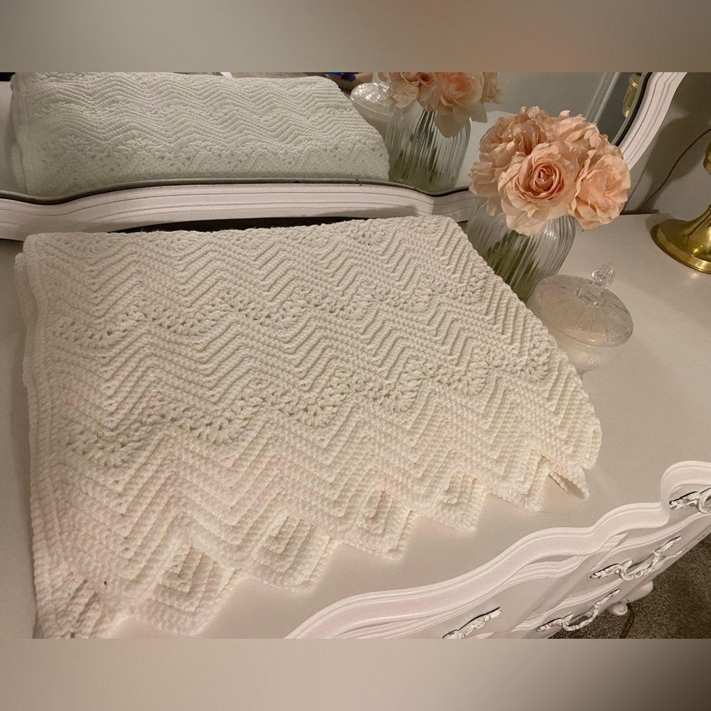 Handmade knitted throw or baby blanket - Picture 7 of 8